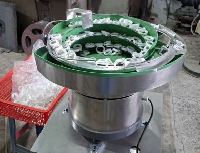 Hai bộ phễu rung cấp đế nắp và mu nắp