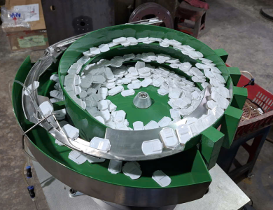 Hai bộ phễu rung cấp đế nắp và mu nắp