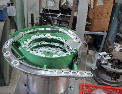 Hai bộ phễu rung cấp đế nắp và mu nắp