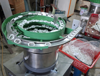 Hai bộ phễu rung cấp đế nắp và mu nắp