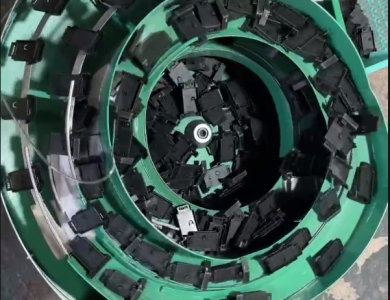 Phễu rung cấp chi tiết nhựa đen