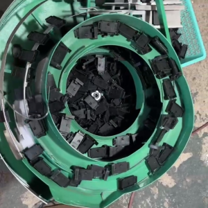 Phễu rung cấp chi tiết nhựa đen