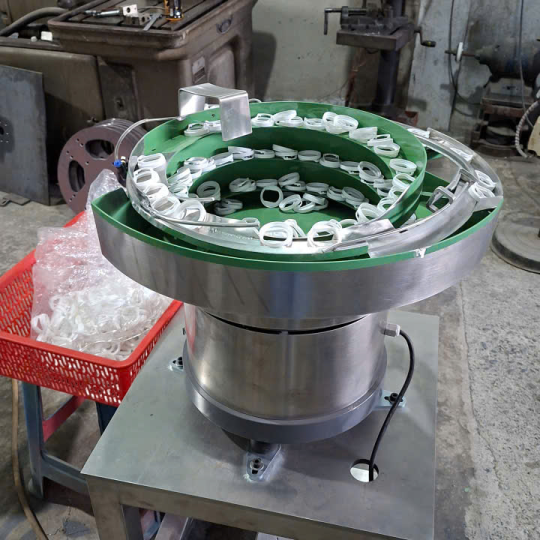 Hai bộ phễu rung cấp đế nắp và mu nắp