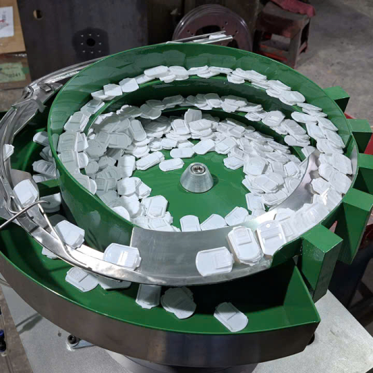 Hai bộ phễu rung cấp đế nắp và mu nắp