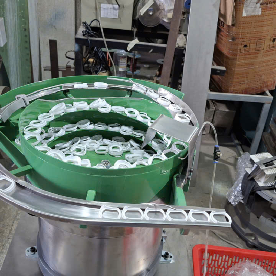 Hai bộ phễu rung cấp đế nắp và mu nắp