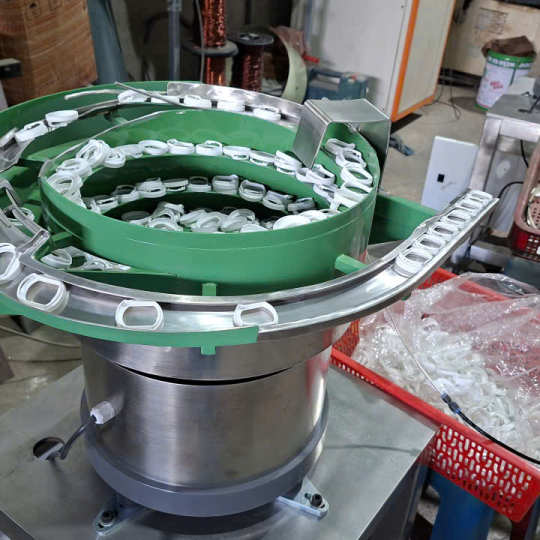 Hai bộ phễu rung cấp đế nắp và mu nắp