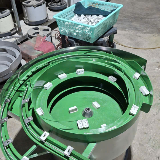 phễu rung cấp vỏ ổ cắm