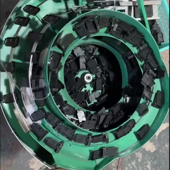 Phễu rung cấp chi tiết nhựa đen