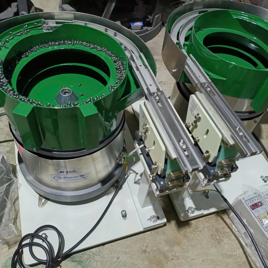 Phễu rung cấp vít lò xo